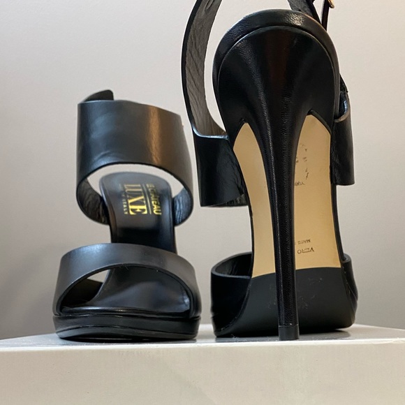 Black leather heels. Made in Italy. Size 8. - Picture 5 of 9